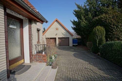 Einfahrt mit Doppelgarage - 6 Zimmer Einfamilienhaus in Sittensen