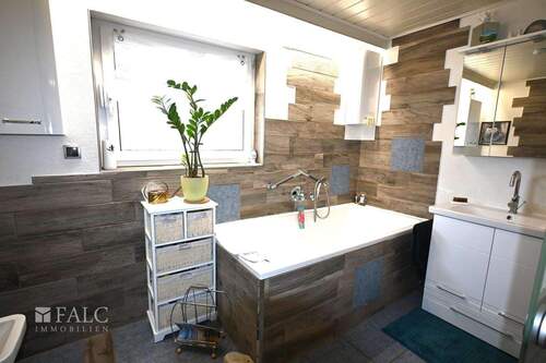 Badezimmer m. Wanne - 