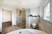 Bad mit Dusche - 