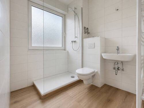 Bad - Helle 3-Zimmer-Wohnung mit Loggia, EBK & Aufzug - Stadtbahn vor der Tür