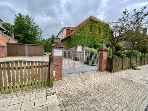 Straßenansicht Hofeinfahrt - Keine Käuferprovision! Zweifamilienhaus im Zentrum von Fürstenau