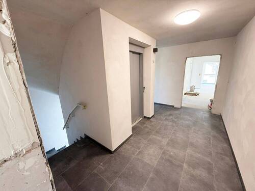 Aussenflur mit Aufzug - 