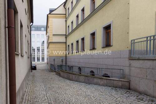 Hinterhof- Eingangsbereich - Etagenwohnung mit 64,20 m&sup2; in Auerbach zur Miete