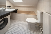 Helles Badezimmer mit Dachfenster - 