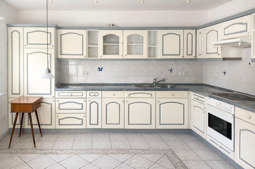 Helle Küche mit blauen Akzenten - 