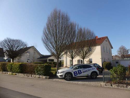 Familieninsel mit schönem Garten - Reizende Familieninsel mit schönem Garten in sonniger Lage direkt in Inzigkofen.