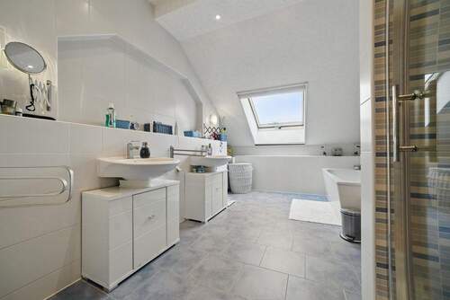 Tageslichtbad mit Badewanne - 