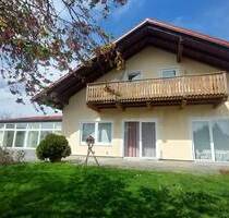 Großzügiges Haus aus 1990, 3 Wohnungen mit ca. 396 m² Wohnfläche, Indoor-Pool, 3 Garagen und Carport und 1190m² Grundstück in Irchenrieth zu verkaufen