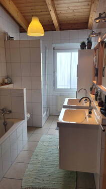 Bad mit Dusche und Badewanne - 