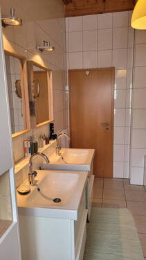 Bad mit Dusche und Badewanne - 