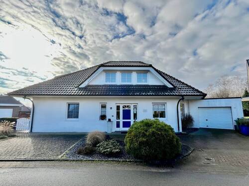 Frontansicht - Ausgebauter Walmdach Bungalow mit solider Ausstattung und viel Platz in 49584 Fürstenau.