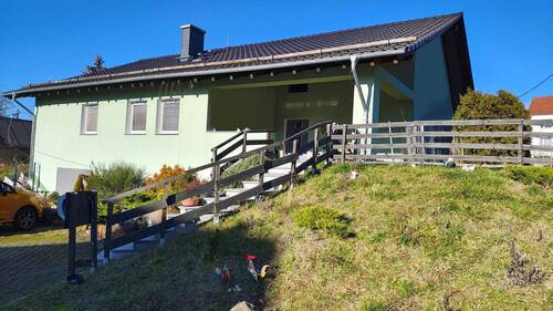 Hausansicht von SO - prov.frei: Komfortables und großes Einfamilienhaus am Waldrand, superschön