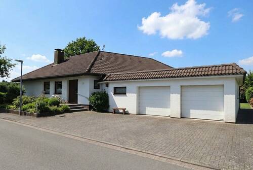 Vorderansicht (saisonale Anpassung durch KI) - 5 Zimmer Einfamilienhaus zum Kaufen in Kisdorf / Kisdorferwohld