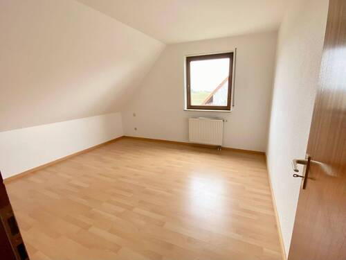 eines der Zimmer im Obergeschoss - 