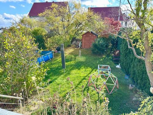 Blick und Treppe vom Wohnzimmer in den Garten - 