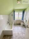 helles Badezimmer mit Wanne - 