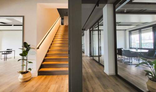 Aufgang, Meetingbereich - Hochwertige, schöne coworking Büros mit professioneller Ausstattung - All-in-Miete