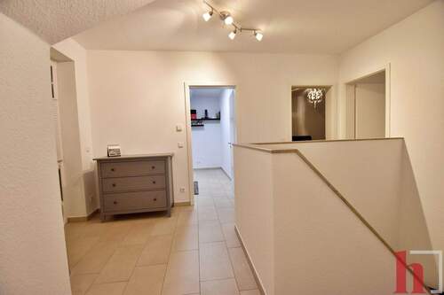 Heller Flur mit Kommode - 