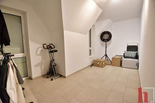 Helles Zimmer mit Sportgerät - 