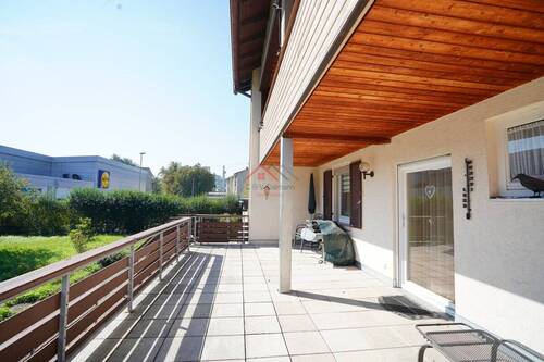 großzügige Terrasse mit 32qm Nutzfläche - 