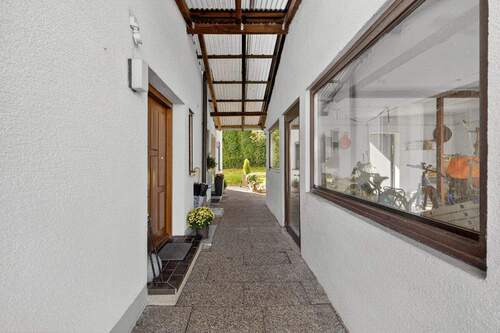 Zugang Haus/Garage - 6 Zimmer Doppelhaushälfte zum Kaufen in Karlsruhe / Stupferich