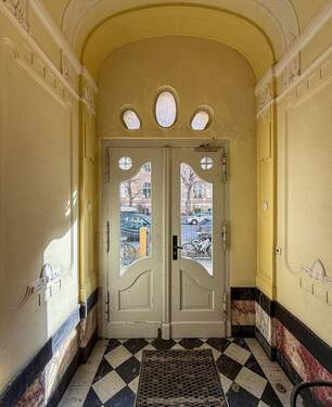 Hauseingang - 2 Zimmer Etagenwohnung zum Kaufen in Berlin