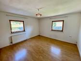 Schlafzimmer 1 mit 2 Fenstern - 