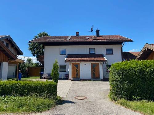 Hausansicht von der Strasse - 4 Zimmer Etagenwohnung zum Kaufen in Chieming
