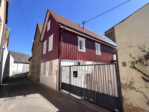 25-CPVH-479 - Historischer Charme trifft modernen Wohnkomfort, kleines Haus mit Hof, Garten, Garage und Terrasse