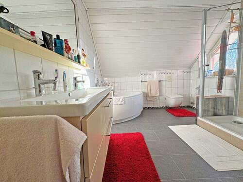 Bad mit Dusche - 