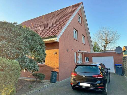 Ansicht mit Garage - 