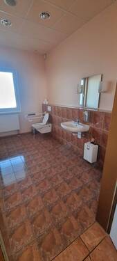 vormals Behinderten-WC - 