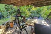 Überdachte Terrasse im Sommer - Bauernhaus (innen komplett renoviert) mit viel Potential und idyllischem Garten - viele Stellplätze