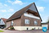 Hausansicht mit Loggia - Hier steckt mehr drin: Einfamilienhaus mit vielseitigen Nutzungsmöglichkeiten