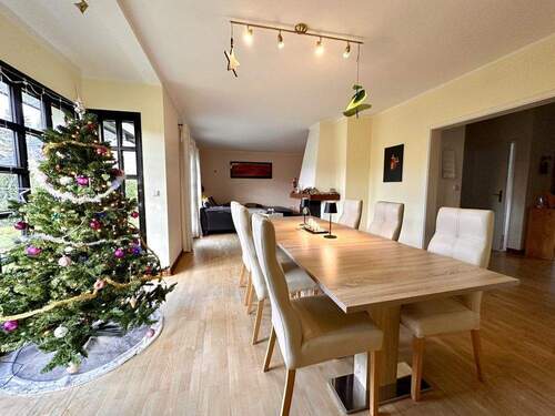 Ess- und Wohnbereich mit Ausgang in den Garten - 