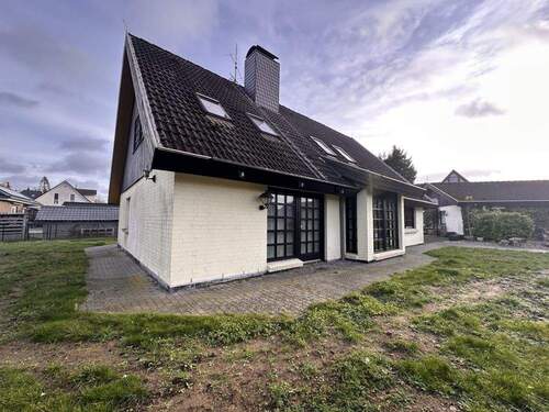 Seitenansicht des Hauses - 4 Zimmer Einfamilienhaus zum Kaufen in Ahrensbök