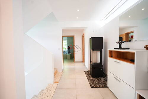 Flur mit Schwedenofen für große Holzstücke - 