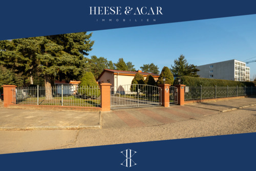 Straßenansicht - Unterkellerter Bungalow mit Doppelgarage auf großem, gepflegtem Grundstück in Basdorf am Waldrand