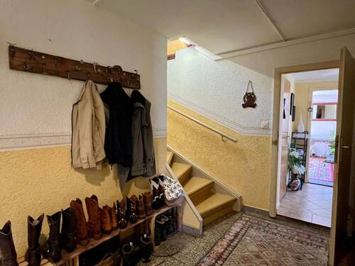 Flur mit Treppe - 