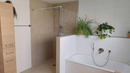 Bad Erdgeschoss , große Dusche - 