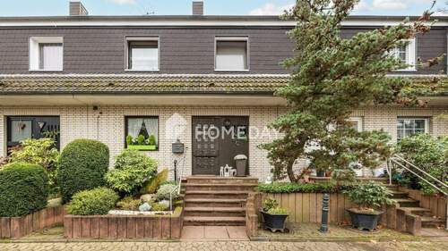 Außenansicht 2 - Ein Zuhause mit Substanz: durchdachter Grundriss, Terrasse mit Pergola und viel Raum für Familie