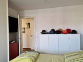 Schlafzimmer mit Möbeln - 