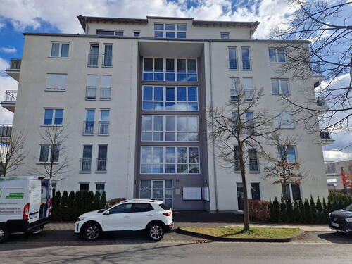 Haus Vorderansicht - Großzügige 3-Zimmer-Wohnung in ruhiger stadtnaher Lage