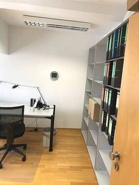 Einzelbüro mit oder ohne Möbel - Einzelbüro Innenstadtlage gepflegter Bürokomplex Küche, WC und Empfangsraum 5. Stock mit Fahrstuhl 750 € alles inklusive