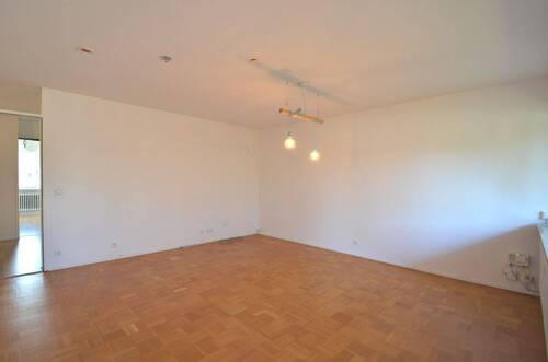 Wohnzimmer - 4 Zimmer Etagenwohnung zum Kaufen in Sindelfingen