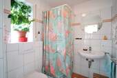 Gästebad mit Dusche und WC - 
