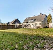 Doppelhaushälfte mit 634 m² Grundstück, 2 Garagen und großem Garten in Leverkusen
