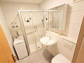 Badezimmer mit Dusche u. Waschmaschinenanschluss - 