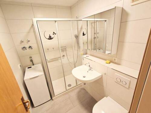 Badezimmer mit Dusche u. Waschmaschinenanschluss - 
