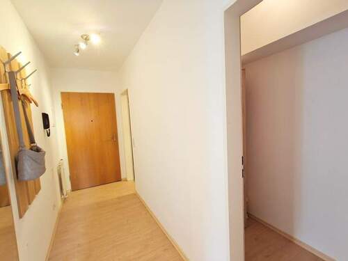 Wohnungseingangsbereich mit Abstellraum - 